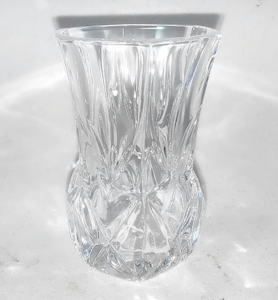 Graciosa Vasinho  em cristal moldado dos anos  50  medindo  8,5cm de altura. Em ótimo estado de conservação.