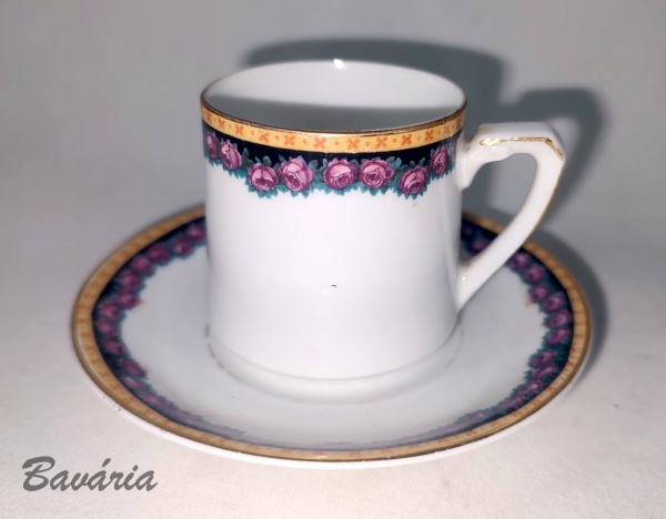 Linda xícara antiga de  cafezinho de coleção em fina porcelana alemã  da marca P.S.H.G - BAVÁRIA ,modelo Rico. Com ornamentos  florais de rosas. Medidas do pires 10,5cm de diâmetro.