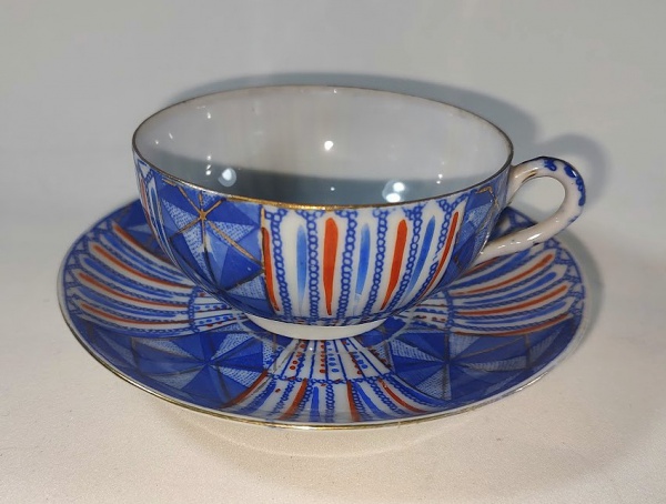 Bela Xicara antiga  de coleção para chá em porcelana japonesa com decoração estilizada em tonalidades azui cobalto e laranja e filamentos em ouro