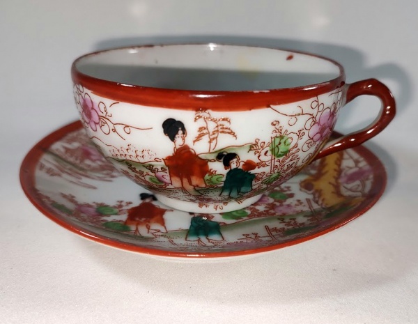 Bela Xicara antiga para chá em porcelana japonesa com ornamentos filamentados em rica policromia estilizada em tonalidades azul cobalto e laranja e ouro