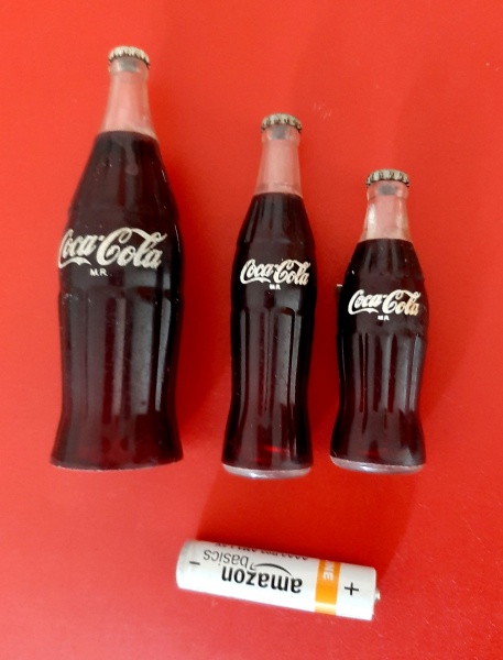 Anos 90 Mini caminhão de plástico coca cola com pequeno dano na