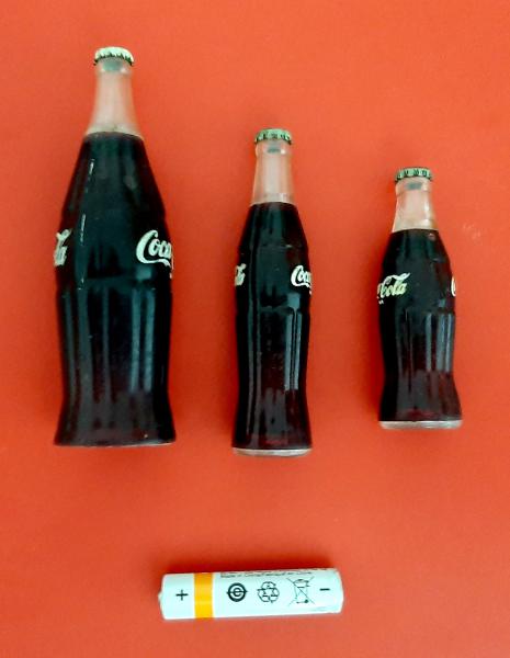 Anos 90 Mini caminhão de plástico coca cola com pequeno dano na