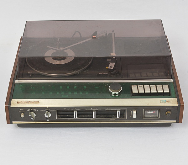 VINTAGE - Antigo rádio vitrola National Panasonic Model SG- 1050A