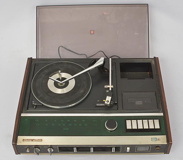 VINTAGE - Antigo rádio vitrola National Panasonic Model SG- 1050A