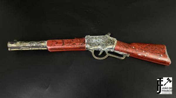 Antiga arma de brinquedo (espoleta) em metal e madeira