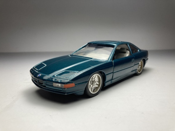 BMW 850i Verde Escala 1/24 miniatura em metal diecast.
