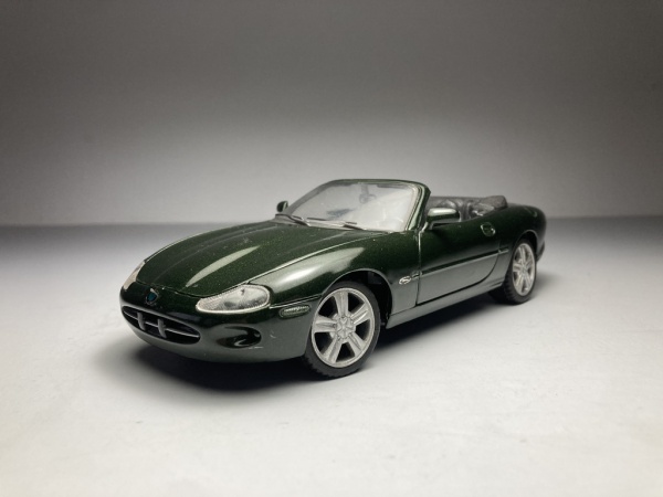 Jaguar XK8 Verde - Maisto Escala 1/24 miniatura em meta