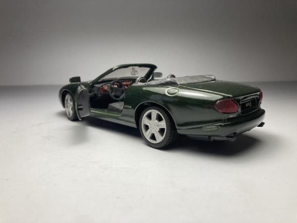 Jaguar XK8 Verde - Maisto Escala 1/24 miniatura em meta