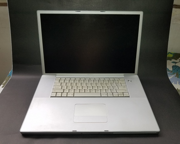 Notebook PowerBook G4 Apple, com tela de 17 polegadas,