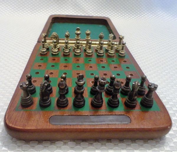 Antigo Mini Jogo de Xadrez - Todo em madeira - Peças de encaixe de pino 