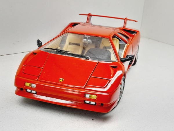 Miniatura em metal Lamborghini Countach 1988 - Marca: Bburago