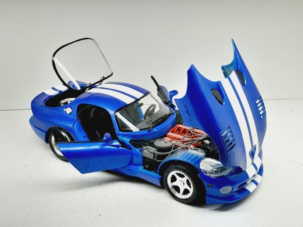 Miniatura em metal Dodge Viper GTS Coupe - Marca: Maisto - Escala