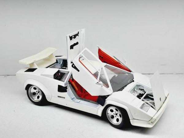 Miniatura em metal Lamborghini Countach 1988 - Marca: Bburago
