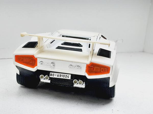 Miniatura em metal Lamborghini Countach 1988 - Marca: Bburago