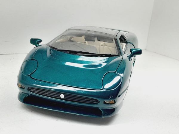 Miniatura em metal Jaguar XJ220 - Marca: Maisto - Escala: 1/18