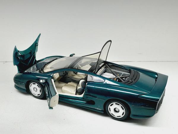 Miniatura em metal Jaguar XJ220 - Marca: Maisto - Escala: 1/18