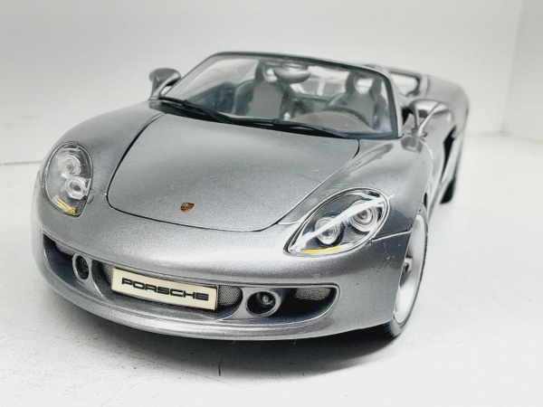 Miniatura em metal Porsche Carrera GT - Marca: Maisto - Escala: 1