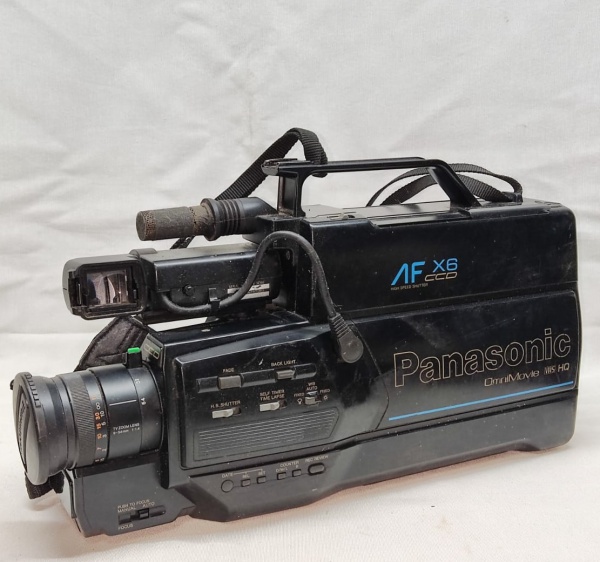 Câmera filmadora VHS, manufatura Panasonic, modelo AFX6. Comp 40cm.