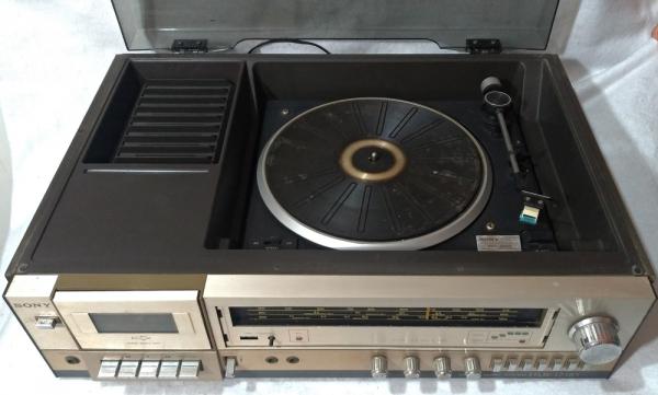 Antigo som 3 x1 marca Sony, modelo HMK 323 BS, bi volt, alt.20cm x