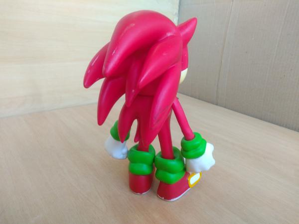 Boneco Sonic Vermelho produzido em Vinil e com cabeça