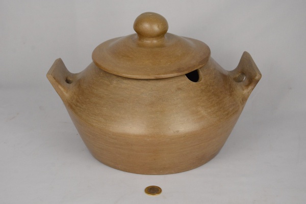 Tradicional panela de cermica artesanal do Rio Grande do Norte, com alas  e tampa, pode ir ao fogo. Tamanho 37cm de dimetro e 25cm de altura tampada.