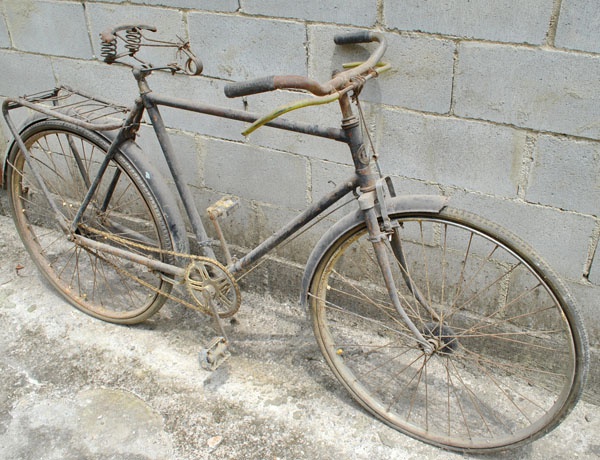 Antiga bicicleta inglesa HÉRCULES no estado