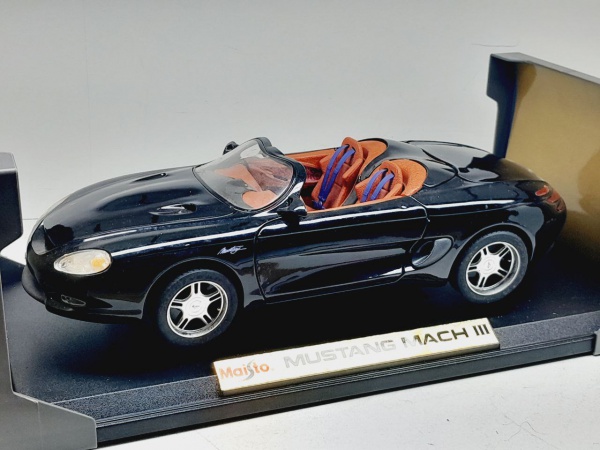 Miniatura em metal Porsche Boxster - Marca: Maisto - Escala: 1/18