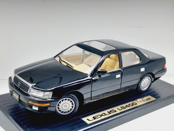 Miniatura em metal Lexus LS400 1989 - Marca: Road Legends - Escala