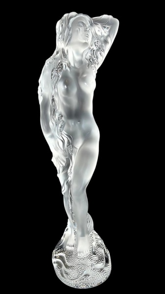 LALIQUE - Oceanide -  Escultura da deusa Vênus em cristal francês satinê. Med.: 45 X 15 X 11 cm. Apresenta assinatura e numeração.