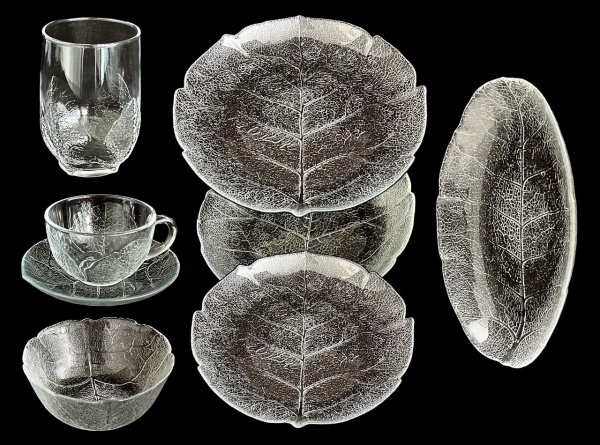 ARCOROC - Aparelho de jantar de setenta e duas (72) peças em vidro prensado, decorações em alto rele
