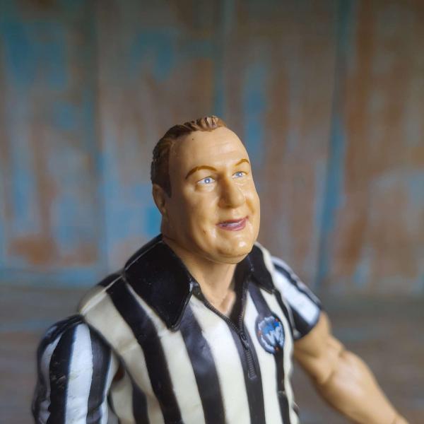 BONECO FIGURA DE AÇÃO JUIZ DA WWE EARL HEBNER DA JAKKS