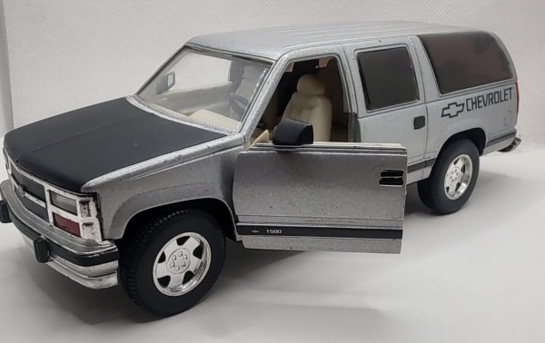Miniatura Chevrolet Suburban, Escala 1:24 , coleção Sunnyside