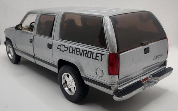 Miniatura Chevrolet Suburban, Escala 1:24 , coleção Sunnyside