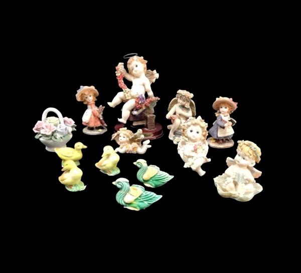 Lote de miniaturas diversas em resina e porcelana ,  tamanho médio aproximado, 7 e menor 4  cm, Total 14 peças , no estado.  Total 13 peças