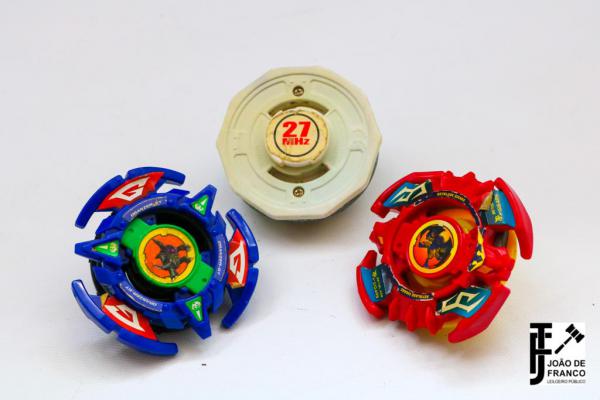 BRINQUEDO - Lote de 3 peões Beyblade com lançadores. Ma