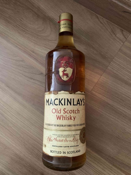 MACKINLAY`S OLD SCOTCH WHISKY - 5 ANOS, ANTIGA GARRAFA COM BEBIDA
