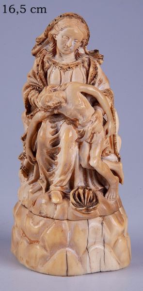 Nossa Senhora de Piedade (Pietá). Imagem executada em marfim de Gôa. Século XVII. 16,5 cm