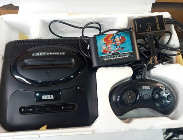 Console Mega Drive 3 com 2 Controles + Sonic Seminovo - Sega