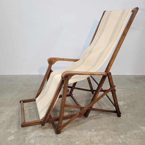 Lúcio Costa - Espetacular cadeira / espreguiçadeira, executada em madeira nobre maciça, tecido possui marcas. Medindo: Alt. 124 cm, larg. 67 cm e prof. 93 cm.