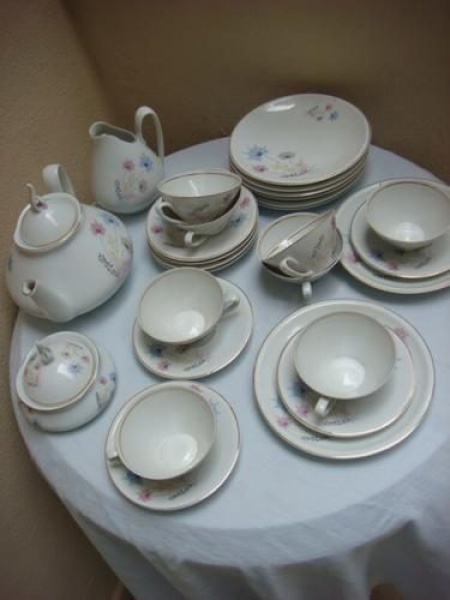 Jogo de chá com bolo completo para 8 pessoas em porcelana Real. Composto de  8