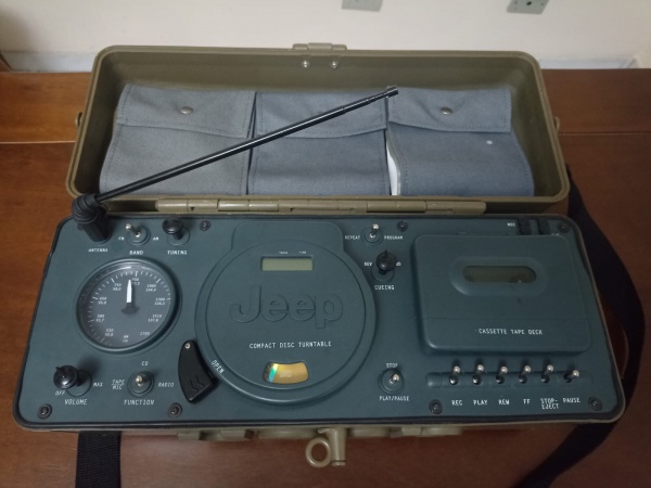 JEEP - RÁDIO BOOMBOX PORTÁTIL - CD/AM/FM/CASSETTE RECORDER NA COR
