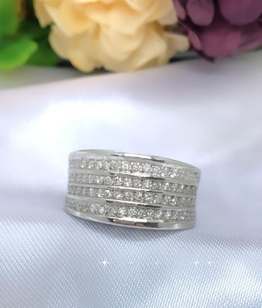 Joias . ANEL PAVÊ, LOVE ABAULADO, EM OURO BRANCO 18K - COM  DIA foto 3
