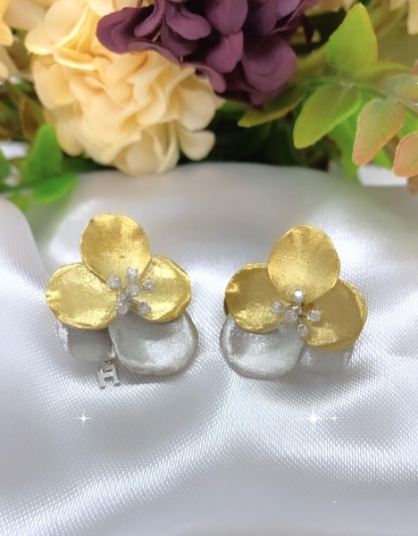 Joias . BRINCO SOLITÁRIO EM OURO BRANCO 18K, DIAMANTE DE 0.12CT foto 5