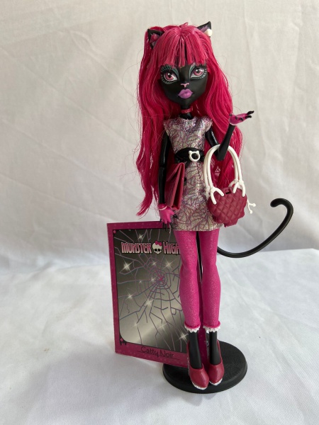 Boneca Monster High Catty Noir Volta às Mede 27 cm e está