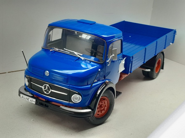 Miniatura em metal Caminhão Mercedes-Benz L911 - Marca: Schuco
