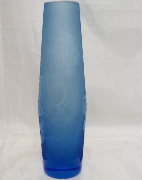 GALLÉ - Lindo solitário, em pasta de vidro, na cor azul com nuances e motivos florais em relevo. A p