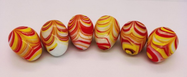 ITALY - Meia dúzia de variados e coloridos ovos em vidro de murano, na cor amarela. Todos possuem, aproximadamente, possuem 4 cm de altura.