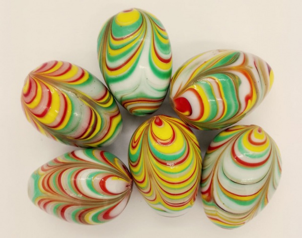 ITALY - Meia dúzia de variados e coloridos ovos em vidro de murano, na cor verde. Todos possuem, aproximadamente, possuem 4 cm de altura.