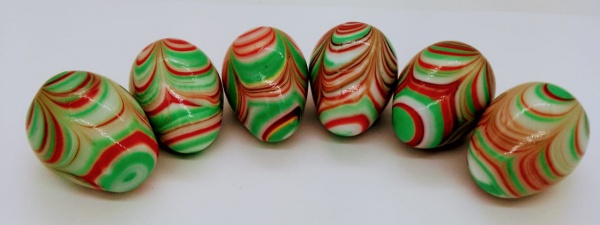 ITALY - Meia dúzia de variados e coloridos ovos em vidro de murano, na cor verde. Todos possuem, aproximadamente, possuem 4 cm de altura.