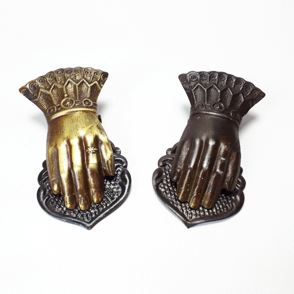 Antigos prendedores de papel em alusão a mãos,, sendo ambos em metal e 1 em bronze - produto vendido conforme fotos. Mede 5 x 3 x 10 cm